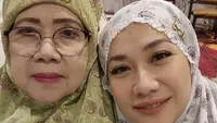 Bunga Citra Lestari nampak mengenakan mukena dari brandnya sendiri yang memiliki motif bunga, serasi dengan sang mamah. @bclsinclair
