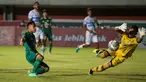 Derbi Jatim di pekan ke-8 BRI Liga 1 2021/2022 antara Persebaya Surabaya menghadapi Persela Lamongan, Kamis (21/10/2021) berakhir imbang 1-1. Persebaya unggul lewat Ricky Kambuaya di menit ke-12 dan disamakan Persela lewat gol Ivan Carlos di menit ke-35. (Bola.com/Bagaskara Lazuardi)
