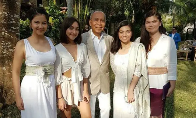 Bondan Winarno bersama empat bidadari cantiknya tampil kompak dengan busana serba putih (Foto: Instagram @maknyusbw)