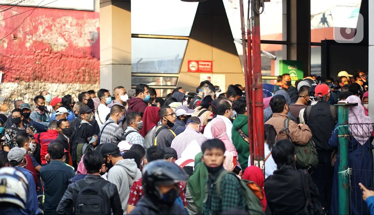 Calon penumpang antre masuk ke dalam Stasiun Citayam, Depok, Jawa Barat, Senin (8/6/2020). Memasuki fase PSBB proporsional menuju new normal Kota Depok, stasiun ramai dipadati penumpang yang kini mulai beraktivitas kembali. (Liputan6.com/Immanuel Antonius)