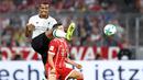 Bek Liverpool, Joel Matip, membuang bola dari striker Bayern Munchen, Robert Lewandowski, pada laga Audi Cup di Stadion Allianz Arena, Munchen, Selasa (1/8/2017). Munchen kalah 0-3 dari Liverpool. (AFP/Christof Stache)