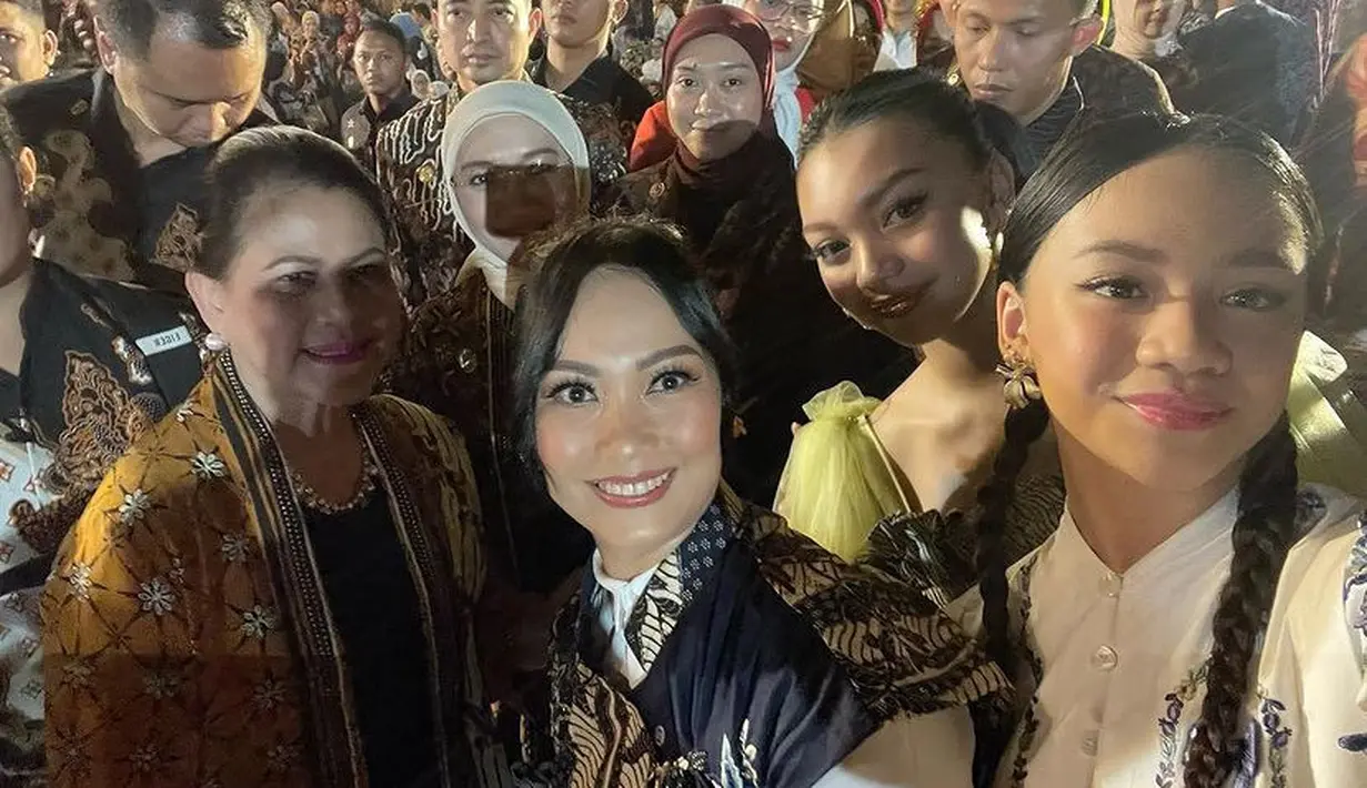 Nola juga hadir bersama kedua putrinya, Naura dan Neona. Ketiga pun kompak mengenakan atasan batik dengan kreasi masing-masing. [@riafinola]