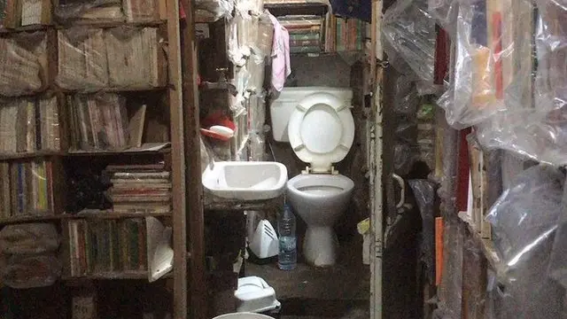 6 Penampakan Toilet Ukuran Sempit Ini Bikin Dada Sesak