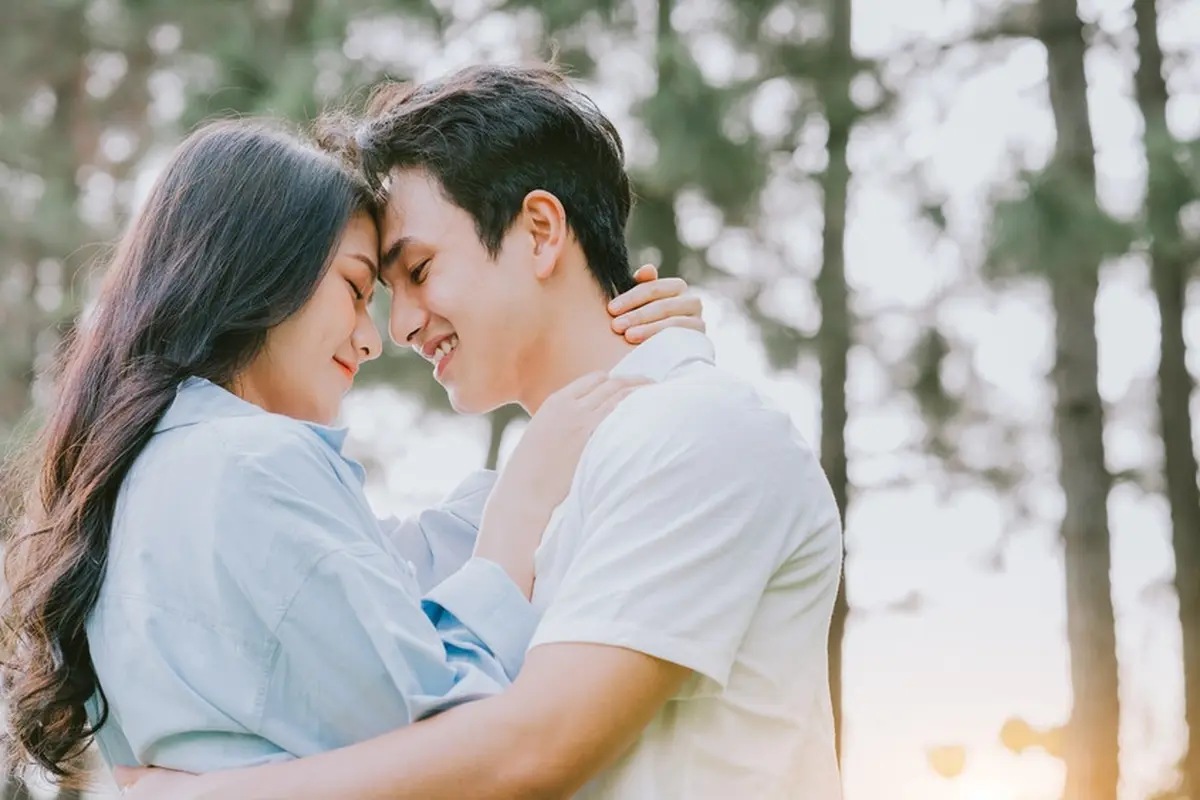 pasangan bahagia kencan pacaran