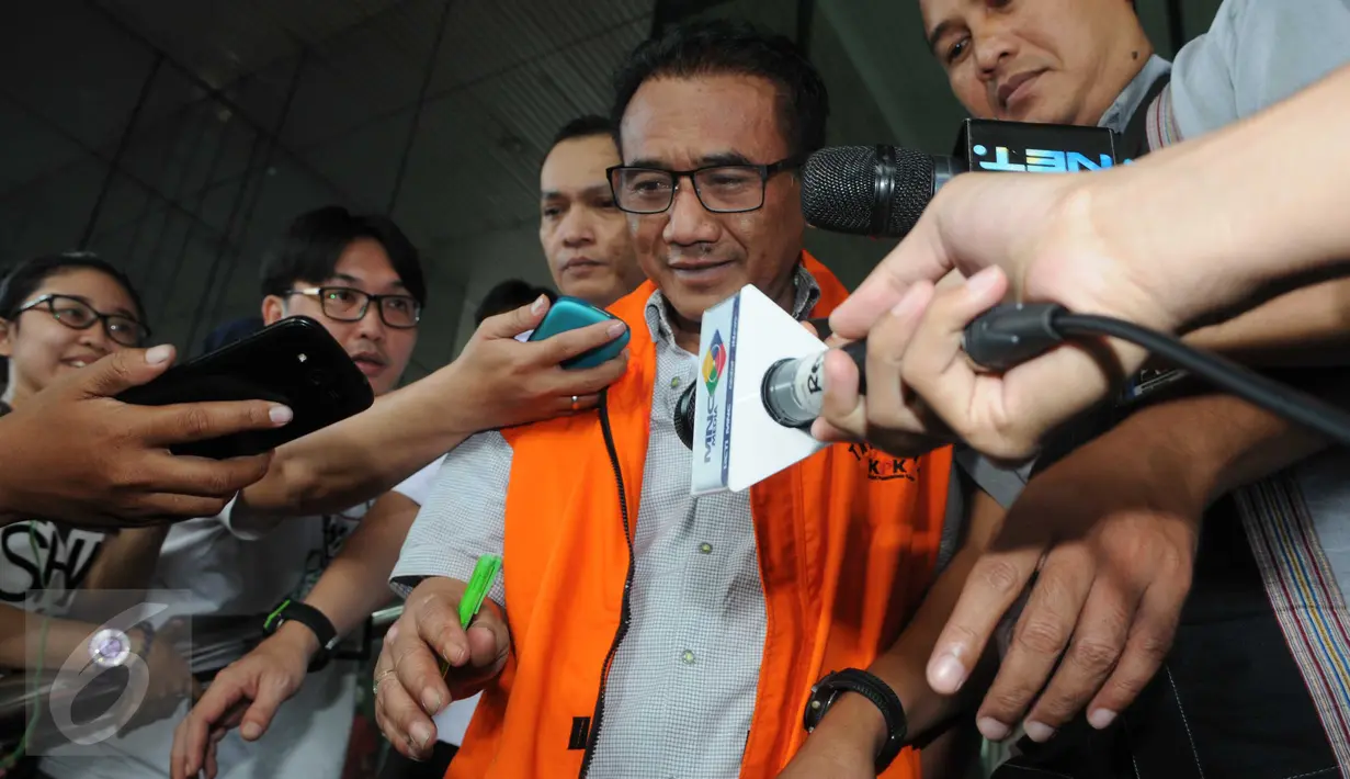 Direktur PT Citra Gading Asritama (CGA), Ichsan Suaidi usai jalani pemeriksaan di Gedung KPK, Jakarta, (23/02). Ichsan Suaidi terjerat kasus dugaan pemberian suap untuk penundaan pengiriman salinan putusan kasasi di MA. (Liputan6.com/Helmi Afandi)