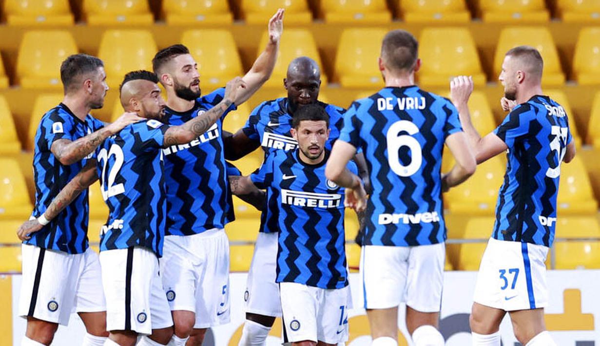 Para pemain Inter Milan merayakan gol yang dicetak oleh Roberto Gagliardini ke gawang Benevento pada laga Liga Italia di Stadion Ciro Vigorito, Rabu (30/9/2020). Inter Milan menang dengan skor 5-2. (Alessandro Garofalo/LaPresse via AP)