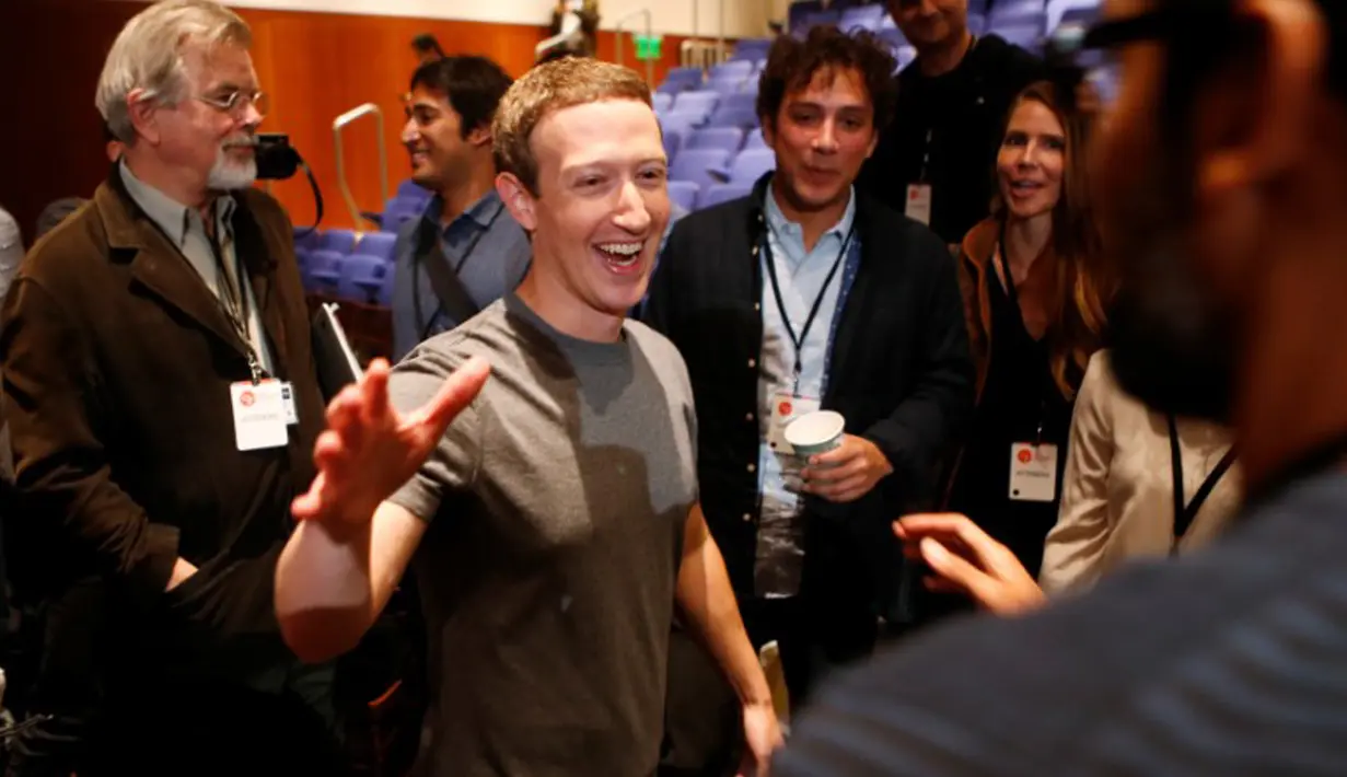 Mark Zuckerberg disapa oleh temannya usai menggelar konferensi pers di UCSF Mission Bay, San Francisco, AS, Rabu (21/9). Mark menyalurkan Rp 39 T demi sembuhkan segala macam penyakit. (REUTERS/Beck Diefenbach)