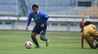 Gelandang Persib Bandung Febri Hatiyadi menggiring bola dalam latih tanding melawan tim sepakbola Porda Kota Bandung di Stadion Gelora Bandung Lautan Api, Sabtu (20/3/2021). (Foto: MO Persib)