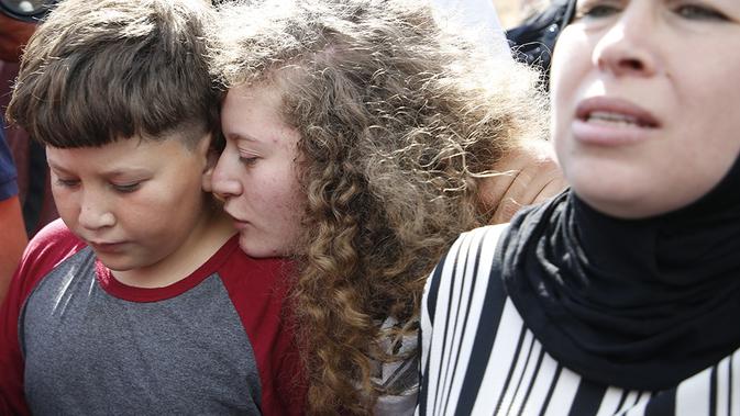 Ahed Tamimi dan ibunya ditangkap pada bulan Desember 2017 oleh tentara Israel. Kini keduanya dinyatakan bebas pada Minggu, 29 Juli 2018. (Abbas Momani / AFP)