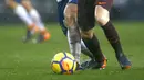 Pemain FC Barcelona, Andres Iniesta (kanan) mencoba melewati adangan pemain Espanyol, Victor Sanchez pada lanjutan La Liga santander di RCDE stadium, Cornella Llobregat, Spanyol, (4/2/2018). Espanyol dan Barcelona bermain imbang 1-1. (AP/Manu Fernandez)