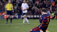 Bek Barcelona Gerard Pique tertunduk lesu usai kalah dari Valencia. JOSEP LAGO / AFP