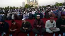 Umat muslim memanjatkan doa saat berbuka puasa bersama pada bulan suci Ramadan di alun-alun depan Masjid Pusat 'Heart of Chechnya', Grozny, Rusia, Jumat (31/5/2019). (AP Photo/Musa Sadulayev)
