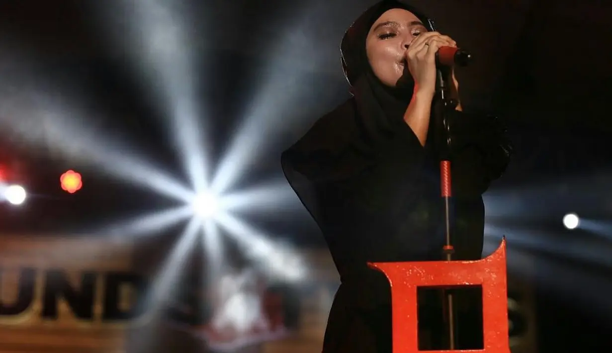 Belakangan ini Tantri Kotak menjadi perhatian publik. Pasalnya penyanyi kelahiran 9 Agustus 1989 ini tampil berhijab saat konser di Purwokerto beberapa waktu lalu. (Foto: instagram.com/tantrisyalindri)