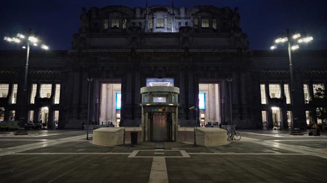 Milano Centrale, stasiun kereta terkenal di kota Milan, Italia