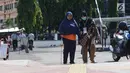 Penyandang disabilitas netra berjalan menyusuri ubin pemandu saat kampanye kegunaan ubin pemandu di trotoar kawasan Rawamangun, Jakarta, Selasa (2/4/2019). Kegiatan tersebut digelar untuk memberikan pengetahuan tentang cara berjalan menggunakan ubin pemandu. (merdeka.com/Imam Buhori)
