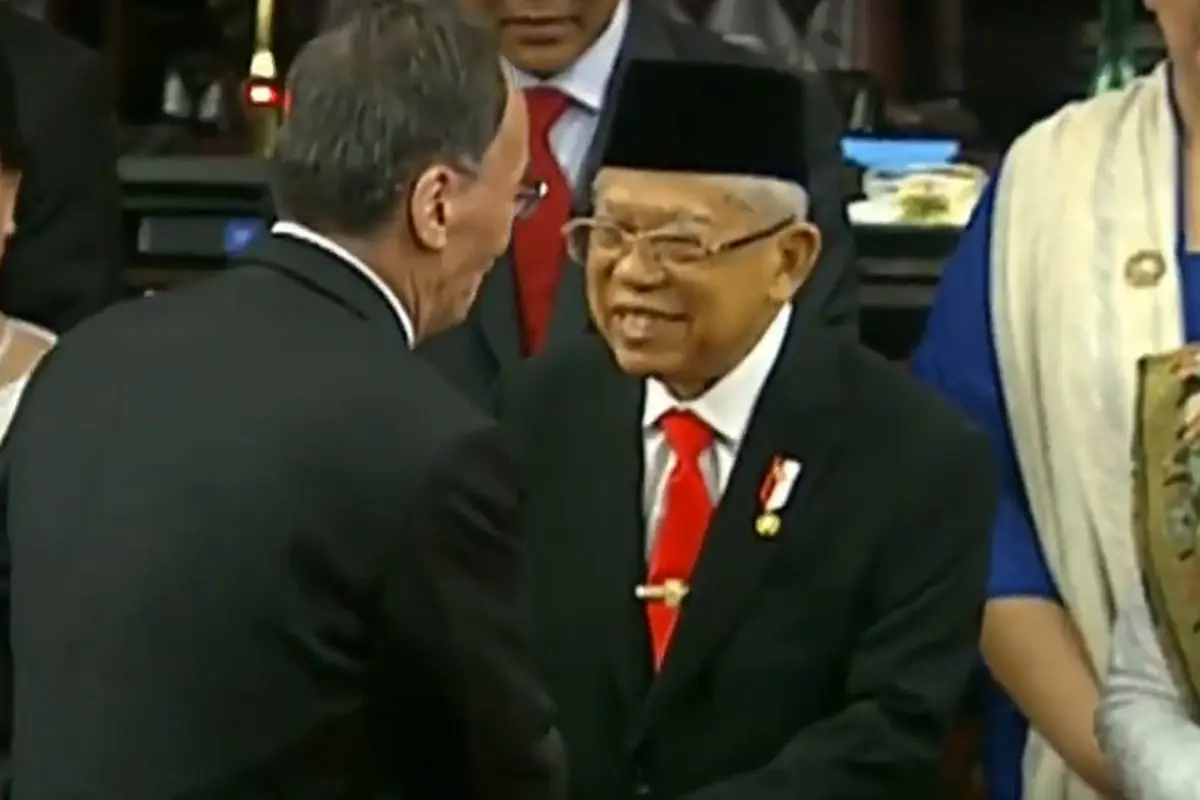 Wakil Presiden Republik Rakyat Tiongkok Wang Qishan menyalami Ma'ruf Amin (Liputan6.com)