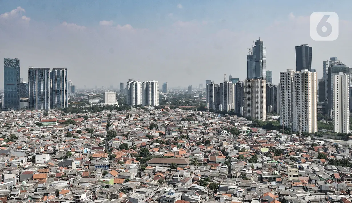 Pandangan udara permukiman warga dan gedung pencakar langit di Jakarta, Senin (27/7/2020). Menteri Keuangan Sri Mulyani mengatakan pertumbuhan ekonomi di DKI Jakarta mengalami penurunan sekitar 5,6 persen akibat wabah Covid-19. (merdeka.com/Iqbal S. Nugroho)