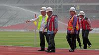 Wakil Presiden RI, Jusuf Kalla saat tinjau Stadion Utama GBK di Kawasan Senayan Sport Center, Jakarta (03/10/2017). Kunjungan Jusuf Kalla terssebut untuk melihat pekembangan persiapan Venue Asian Games 2018. (Bola.com/Nicklas Hanoatubun)