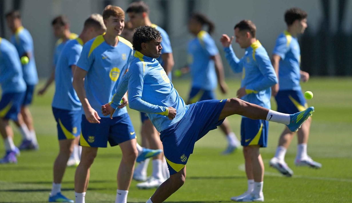 Penyerang Barcelona asal Spanyol, Lamine Yamal bersama rekan setimnya saat sesi latihan menjelang pertandingan leg pertama perempat final Liga Champions 2025/2026 melawan Atletico Madrid di lapangan latihan Joan Gamper, Sant Joan Despi, dekat Barcelona, pada Selasa 7 April 2026. Setelah sukses mengamankan kemenangan krusial dengan skor 2-1 dalam lanjutan Liga Spanyol musim 2025/2026, Barcelona akan kembali berhadapan dengan Atletico Madrid. (MANAURE QUINTERO/AFP)