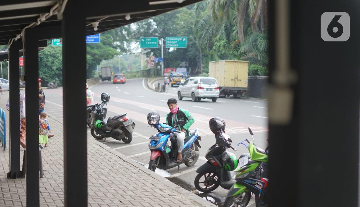 Pengemudi ojek daring menunggu order di depan Cibubur Junction, Jakarta, Selasa (24/3/2020). Merebaknya corona Covid-19 menyebabkan aktivitas di kawasan itu lesu yang juga berimbas pada turunnya pendapatan pengemudi ojol hingga lima kali lipat dibanding hari biasanya (Liputan6.com/Immanuel Antonius)