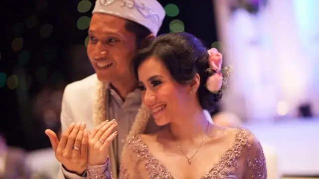 Jarang Tersorot, Ini 6 Potret Deddy Lisan Vokalis Andra and The Backbone Bareng Istri