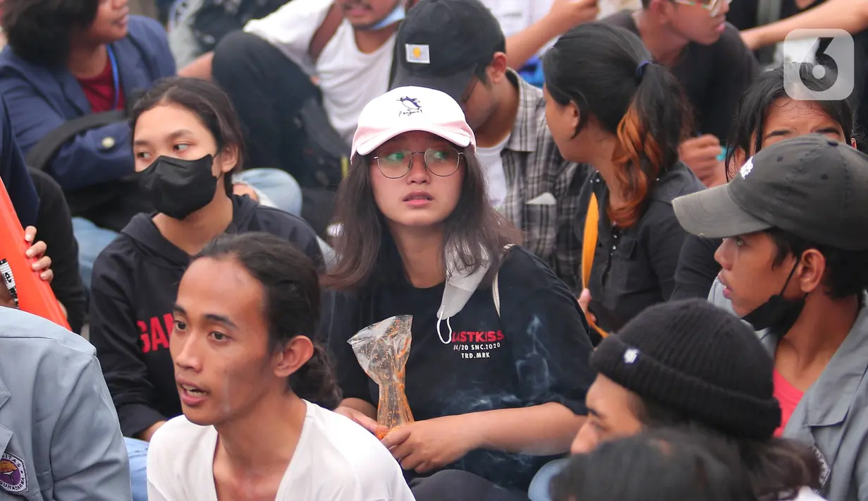 <p>Mahasiswi dari berbagai kampus saat mengikuti aksi di depan Gedung DRI, Jakarta, Kamis (21/4/2022). Parayan Hari Kartini yang jatuh pada 21 april banyak sejumlah perempuan ikut aksi penolakan penundaan pemilu 2024. (Liputan6.com/Angga Yuniar)</p>