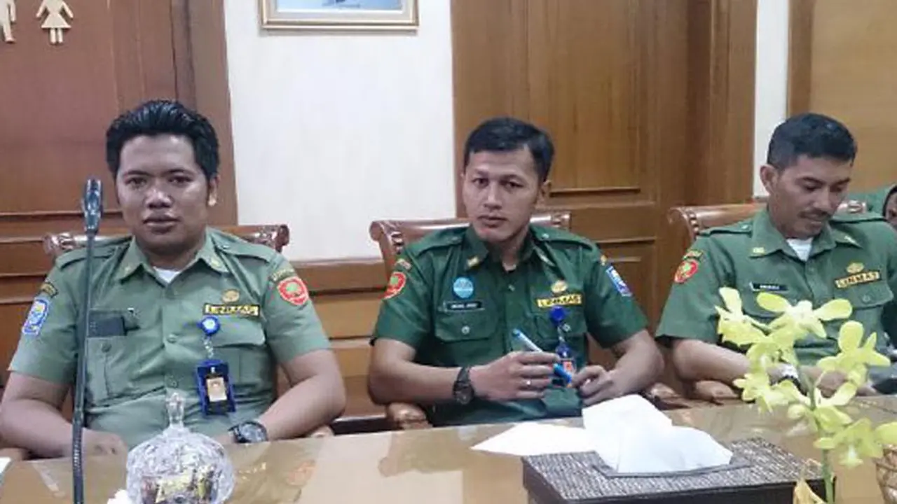 Zaenal Arif, menikmati kesibukan sebagai PNS di Dispenda Kota Bandung. (Bola.com/Fahrizal Arnas)