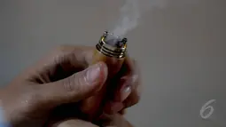 Setelah dilakukan kajian di Kemenkes, rokok elektrik dinilai sangat berbahaya karena memiliki efek ketergantungan, Jakarta, Selasa (19/05/2015). (Liputan6.com/Faizal Fanani)