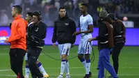 Cristiano Ronaldo berjalan setelah pertandingan persahabatan melawan PSG di Stadion Universitas King Saud, di Riyadh, Arab Saudi, 19 Januari 2023. PSG mengalahkan Riyadh All Star dengan skor 5-4 (AFP/Fayez Nureldine)