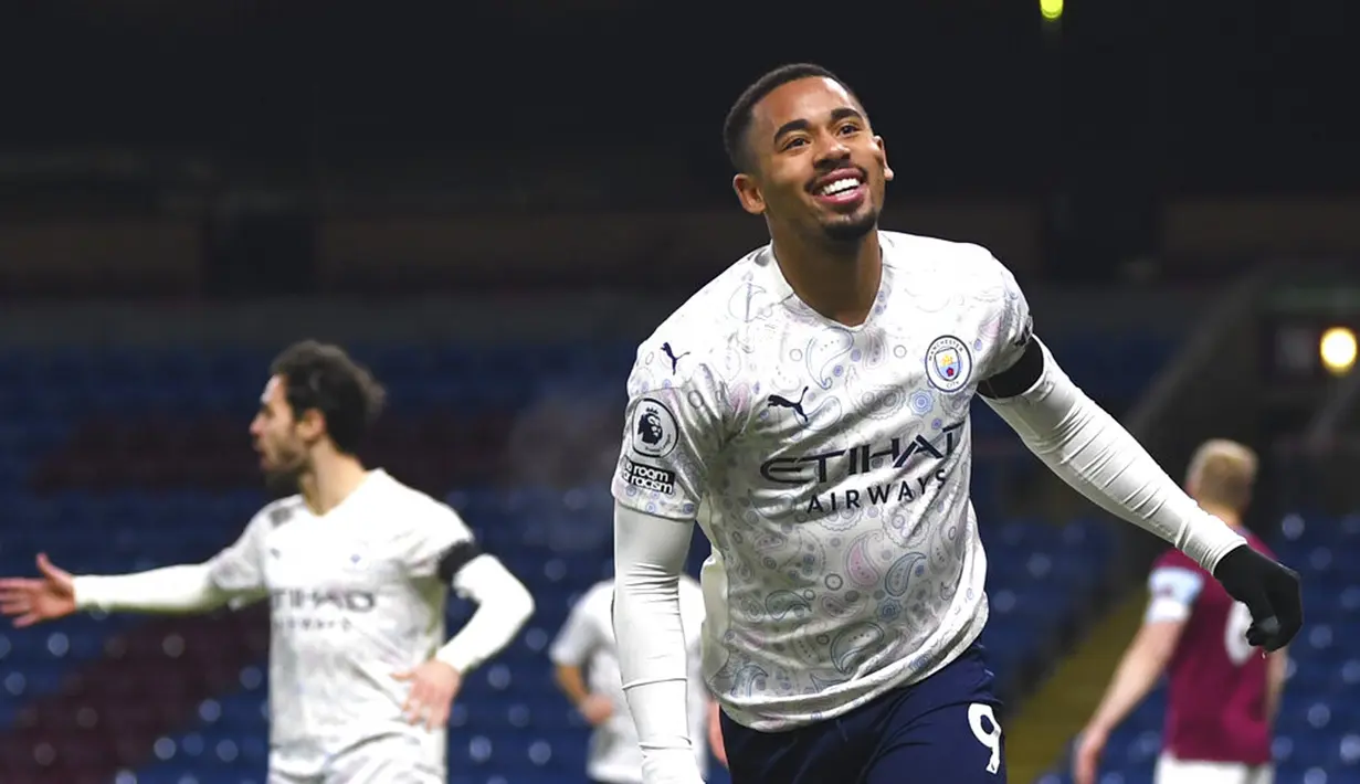 Pemain Manchester City Gabriel Jesus melakukan selebrasi usai mencetak gol ke gawang Burnley pada pertandingan Liga Inggris di Stadion Turf Moor, Burnley, Inggris, Rabu (3/2/2021). Manchester City menang 2-0. (Gareth Copley/Pool via AP)