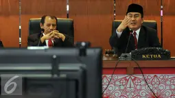 Ketua DKPP, Jimly Asshiddqie (kanan) berbicara melalui video conference dengan Bawaslu setempat saat sidang pembacaan sembilan putusan terkait Pilkada di Gedung DKPP Jakarta, Rabu (18/11/2015). (Liputan6.com/Helmi Fithriansyah)  