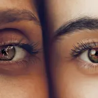 Kelelahan dapat menyebabkan kantung mata yang membuat wajah tampak tak segar (Foto: Soroush Karimi/Unsplash)