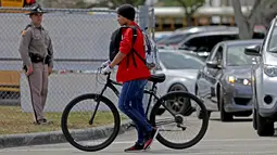 Seorang siswa SMA Marjory Stoneman Douglas menggunakan ransel transparan atau clear backpack di Parkland, Florida, Senin (2/4). Ransel transparan tersebut disediakan oleh sekolah tanpa dipungut biaya. (John McCall/South Florida Sun-Sentinel via AP)