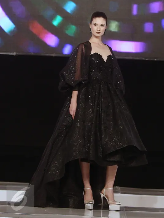 Model berpose saat membawakan busana rancangan Fetty Rusli dalam acara 'Infinite Wedding Moments' di kawasan Kuningan, Jakarta, Jumat (3/2). Peragaan tunggal  Fetty Rusli bertajuk Retromantic. (Liputan6.com/Herman Zakharia)