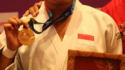 Atlet blind judo Indonesia peraih medali emas kelas di bawah 90 kg Fajar Pambudi dalam laga ASEAN Para Games 2022 di Tirtonadi Convention Hall, Rabu (3/8/2022). (Inaspoc/Andry Prasetyo)