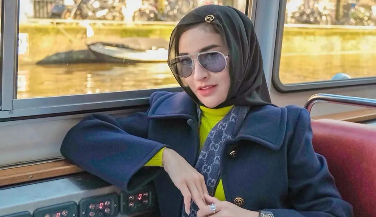 <p>Shandy Purnamasari sendiri baru saja belajar mengenakan hijab. Namun sayang, beberapa kali gaya berhijab bos MS Glow itu menuai kritikan. (FOTO: instagram.com/shandypurnamasari/)</p>