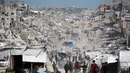 Warga Palestina membawa barang-barang mereka saat meninggalkan Kota Gaza pada 16 Mei 2025. (Bashar TALEB/AFP)