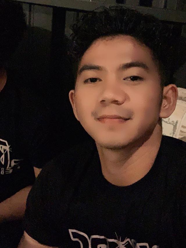 6 Potret Terbaru Rizki D'Academy dengan Rambut Keriting