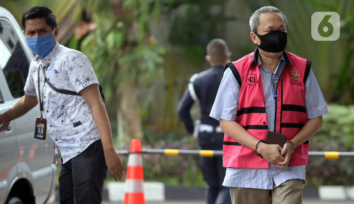 Mantan Dirut Danareksa Sekurita, Marciano Herdondrie Herman tiba di Gedung KPK, Jakarta, Jumat (19/06/2020). Marciano diperiksa sebagai tersangka terkait kasus dugaan korupsi pemberian fasilitas pembiayaan dari PT Danareksa Sekuritas kepada PT Evio Sekuritas tahun 2014-2015.(merdeka.com/Dwi Narwoko)