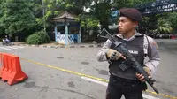 Petugas bersenjata berjaga di TKP terjadinya teror di Cikokol, Tangerang, Banten, Kamis (20/10). Dua anggota satlantas Polres Tangerang juga terkena tusukan dari pelaku yang diduga simpatisan ISIS. (Liputan6.com/Stringer)