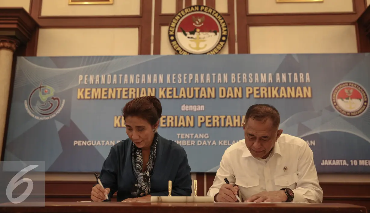 Menteri Kelautan dan Perikanan Susi Pudjiastuti (kiri), Menteri Pertahanan Ryamizard Ryacudu saat penandatanganan naskah kesepakatan bersama di Kementerian Pertahanan, Jakarta, Selasa (10/5). (Liputan6.com/Faizal Fanani)