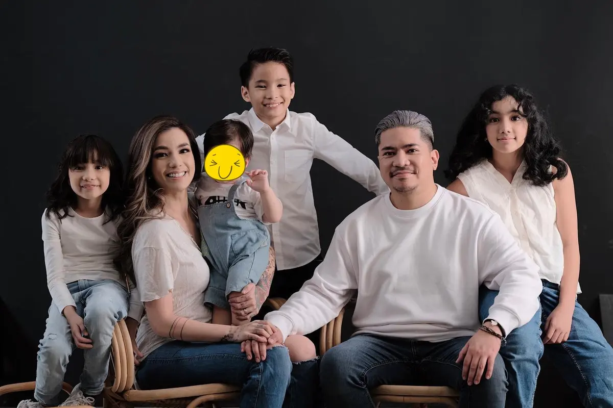 Harmonis, Ini 6 Gaya Pemotretan Sheila Marcia dan Keluarga
