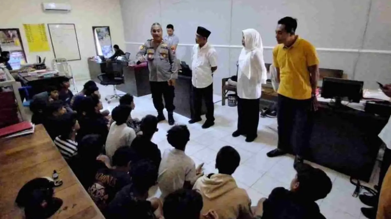 Belasan Pemuda  yang hendak melakukan perang sarung, diamankan di Mapolsek Muncar Banyuwangi (Istimewa)