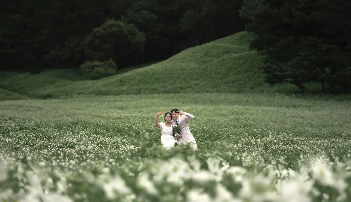 Pemotretan tersebut begitu indah dengan latar belakang padang rumput yang hijau. Membuat foto prewedding tersebut begitu romantis.  [Twitter/@rachellyahya]