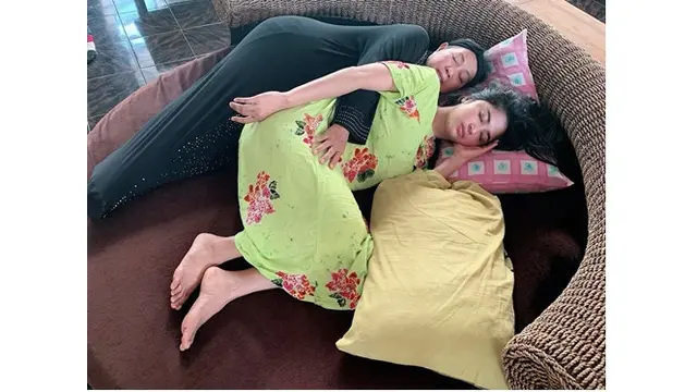 Saat tiduran bersama sang ibu, Dewi Perssik terlihat sederhana dengan mengenakan daster berwarna hijau.