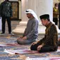Presiden RI Jokowi dan Presiden UEA Mohammed bin Zayed Al Nahyan (MBZ) salat sunnah di Masjid Raya Sheikh Zayed di Solo, Jawa Tengah. Masjid ini merupakan hadiah dari MBZ untuk Jokowi. (Foto: Biro Pers Sekretariat Presiden)