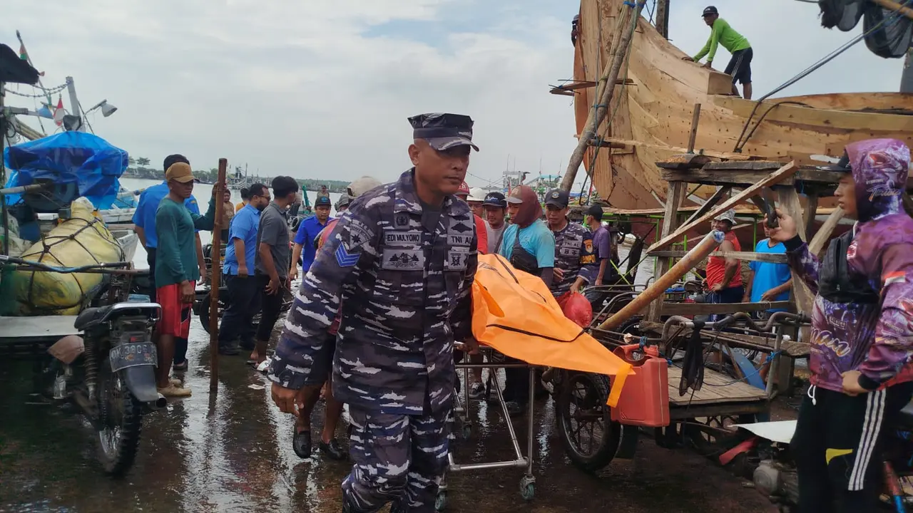 Personil TNI Al dan tim SAR evakuasi nelayan tewas saat kuras kapal di Muncar.