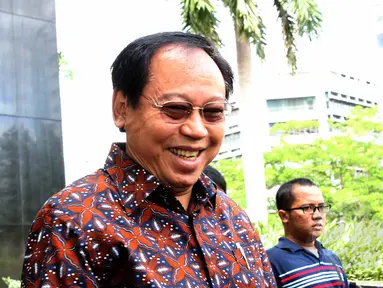 Ketum Partai Persatuan Pembangunan (PPP) versi Muktamar Jakarta, Djan Faridz menyambangi gedung KPK, Jakarta, Senin (27/4/2015). Djan mengaku kedatangannya untuk menjenguk mantan Ketum PPP, Suryadharma Ali (SDA). (Liputan6.com/Helmi Afandi)