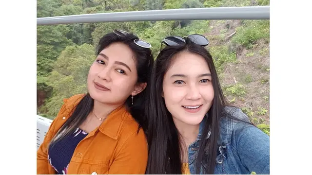 Meski jarang tersorot publik, Nella Kharisma kerap menghabiskan waktu bersama sang kakak.