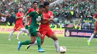 Pemain Persebaya, Irfan Jaya, berebut bola dengan pemain Persija, Altaf Fater pada laga final di Stadion Gelora Delta, Sidoarjo, Kamis (20/2). (Bola.com/Aditya Wany)